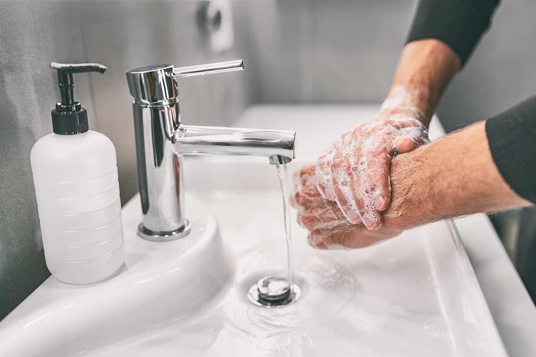 Person som tvättar händerna