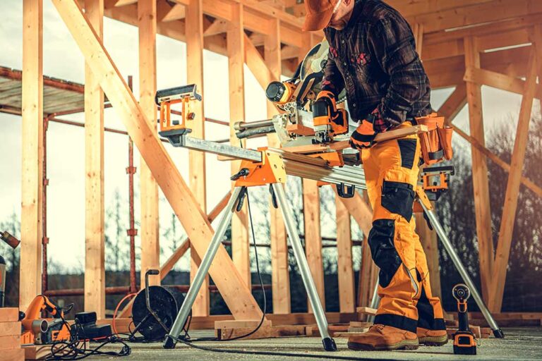 Snickare som sågar