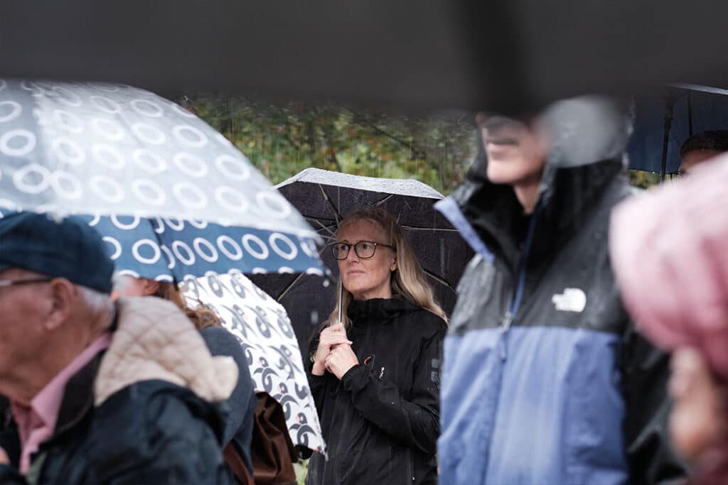 Gäster med paraplyer visning vattenkraftverk 2025