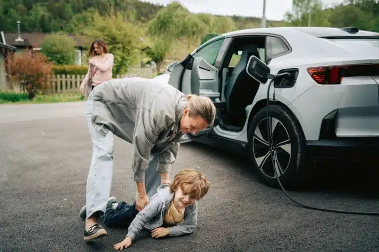 Ladda bilen familj